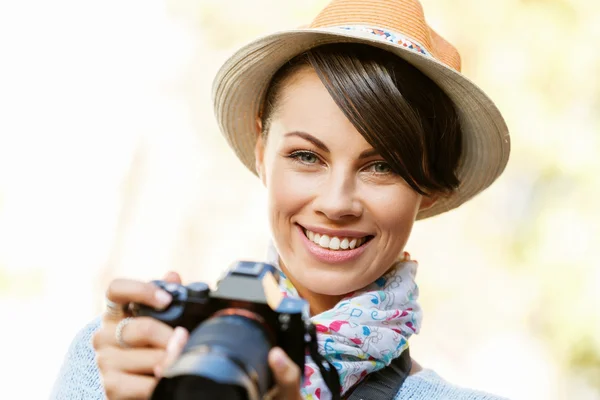 Outdoor-Sommer lächelnden Lifestyle-Porträt der hübschen jungen Frau mit Kamera — Stockfoto