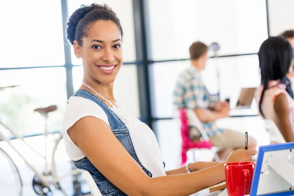 Portrait of smiling afro-american office worker sitting in offfice — Stock Photo, Image