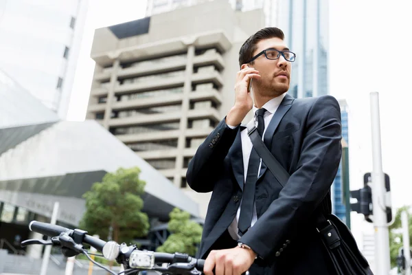 Jóvenes empresarios con una bicicleta —  Fotos de Stock