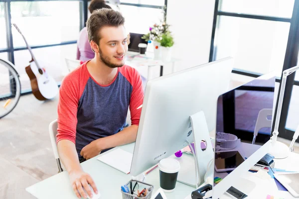 Junger Mann arbeitet im Büro — Stockfoto