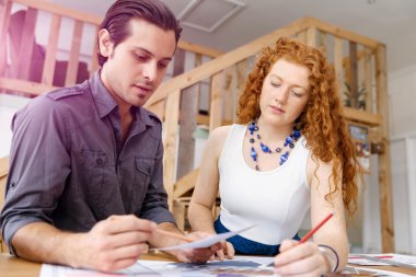 Ofisteki iki genç mimar