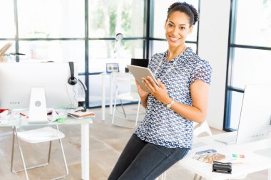 Afro-Amerikan ofis çalışanı iş içinde gülümseyen portresi