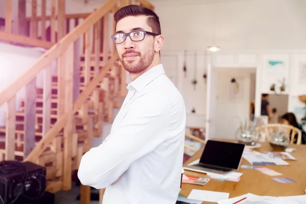 Young adult in offfice smiling into the camera — Stock Photo, Image