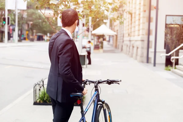 Jóvenes empresarios con una bicicleta — Foto de Stock