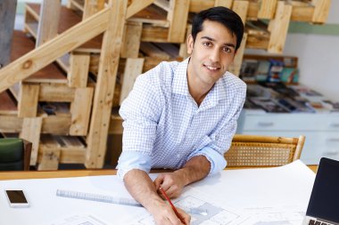 Genç adam mimar ofis