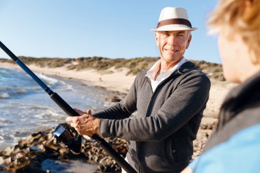 Yaşlı adam torunuyla balık tutuyor.