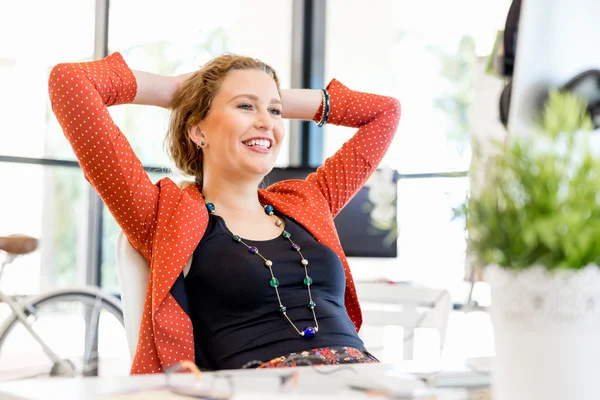 Jonge vrouw in functie — Stockfoto