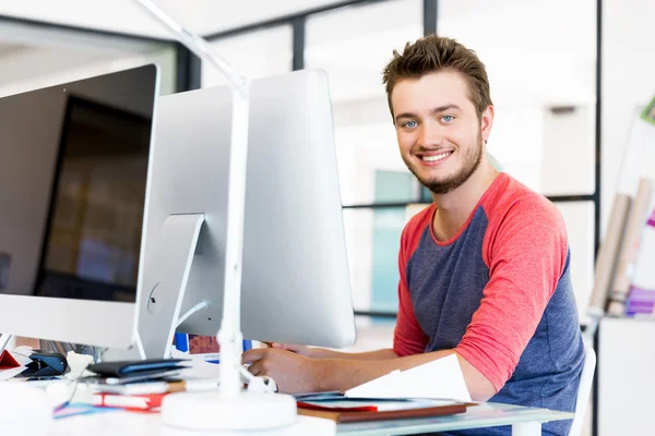 Joven que trabaja en la oficina Fotos de stock