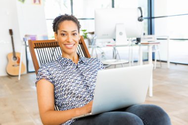 Afro-Amerikan ofis çalışanı iş içinde gülümseyen portresi