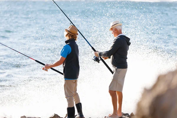 Senior homme pêche avec son petit-fils — Photo