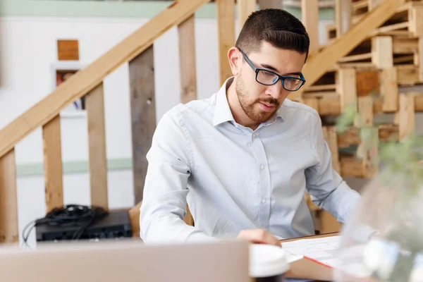 Jovem arquiteto no escritório — Fotografia de Stock