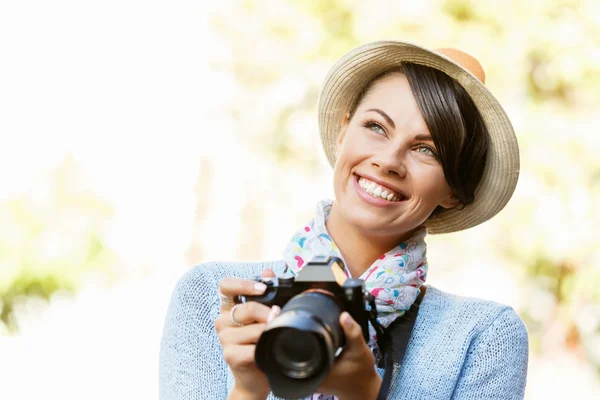 Gambar musim panas yang luar ruangan tersenyum gaya hidup wanita muda cantik dengan kamera — Stok Foto