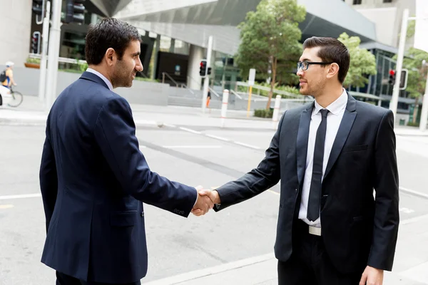 Dwóch biznesmenów drżenie rąk — Zdjęcie stockowe