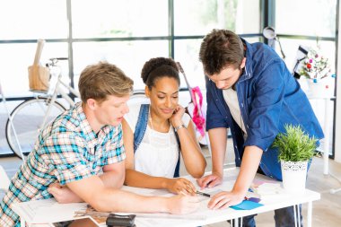Genç Ofis çalışanları veya bir takım olarak öğrenciler