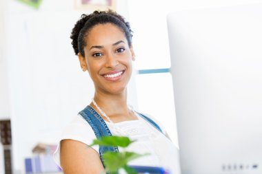 Afro-Amerikan ofis çalışanı iş içinde oturan gülümseyen portresi