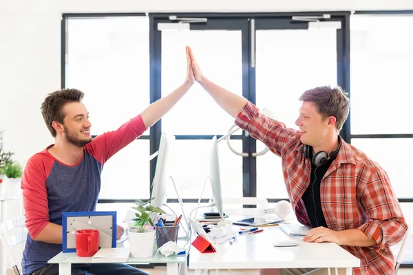 İki genç adam ellerini alkışlar Office — Stok fotoğraf