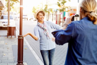 Gülümseyen çift kamera ile
