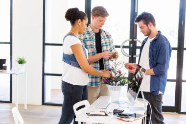 Genç Ofis çalışanları tartışıyor