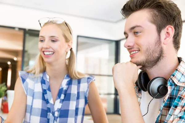 Two office workers at the desk — Stock Photo, Image