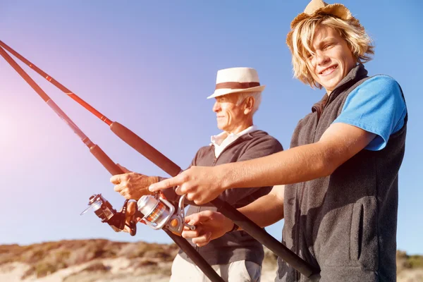 Homem sênior de pesca com seu neto — Fotografia de Stock