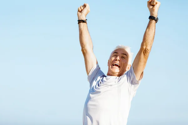 Bello uomo in abbigliamento sportivo con le braccia tese — Foto Stock