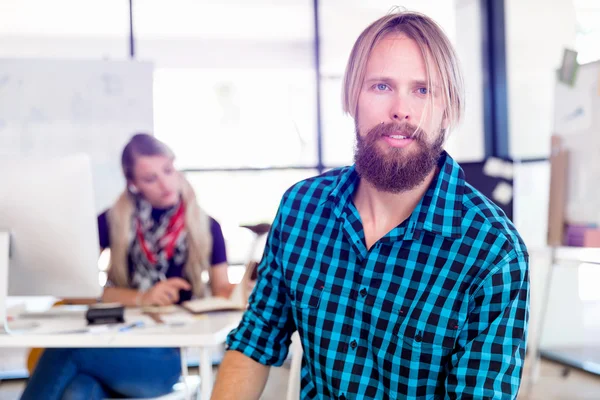 Junger Mann arbeitet im Büro — Stockfoto