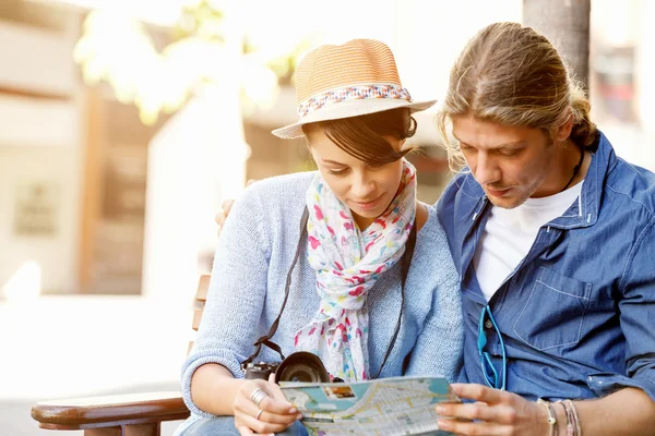 Girl and guy on the streets of a city — Stock Photo, Image