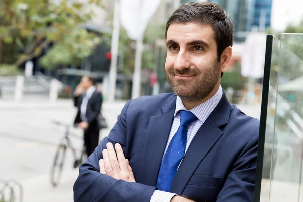 Retrato de hombre de negocios guapo Al aire libre — Foto de Stock