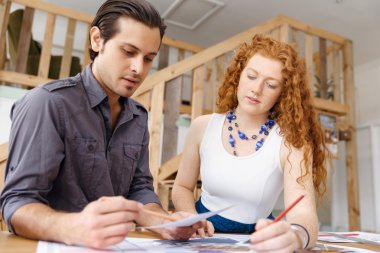 Ofisteki iki genç mimar