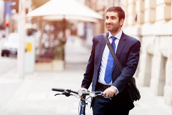 Jonge zakenmensen met een fiets — Stockfoto