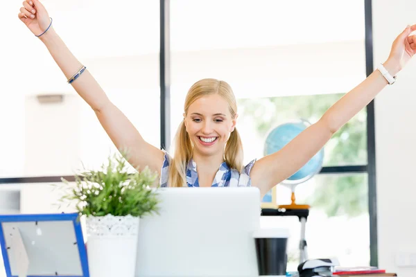 Glad ung kvinna i office — Stockfoto