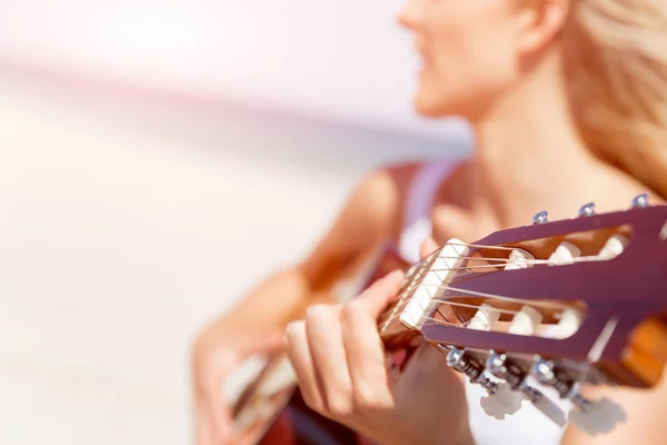 Gyönyörű fiatal nő gitározik a strandon — Stock Fotó