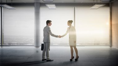 İş ortakları el sıkışma. Karışık teknik