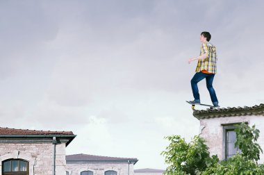 Çocuk kaykay binmek. Karışık teknik