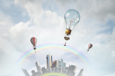 Aerostats yüksekten uçuyor. Karışık teknik