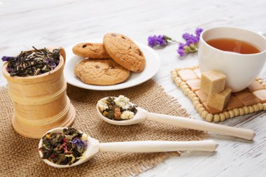 bitkisel çay ve kurabiye