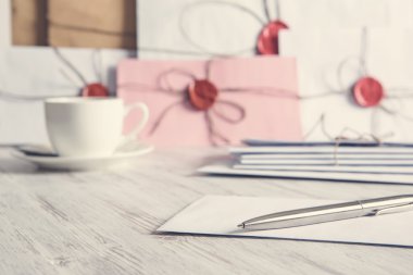 Tablo üzerindeki mühür harflerle