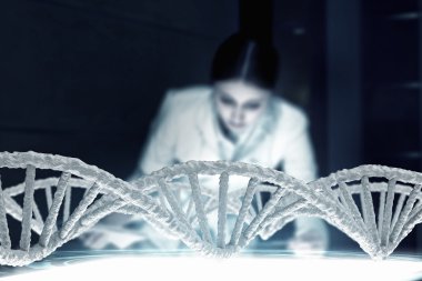 Laboratuvarda çalışan bilim adamı kadın. Karışık teknik