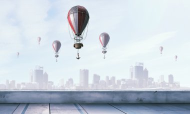 Üzerinde gökyüzü uçan aerostats. Karışık teknik