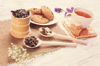 bitkisel çay ve kurabiye