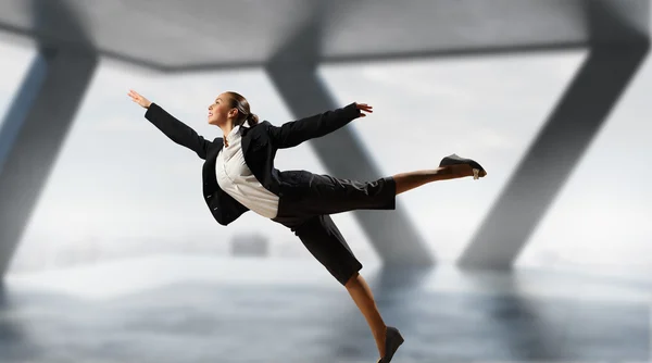 İş kadını ofiste dans. Karışık teknik — Stok fotoğraf