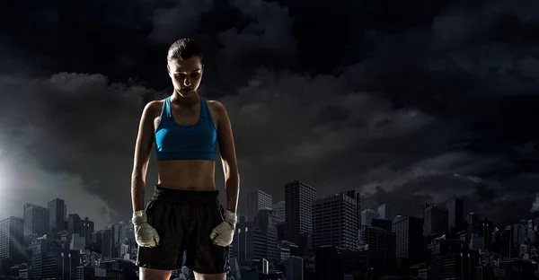 Mujer boxeadora joven al aire libre. Medios mixtos —  Fotos de Stock