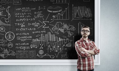 Öğrenci Blackboard ayakta. Karışık teknik