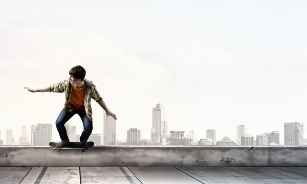 スケート ボードに乗る少年。ミクスト メディア — ストック写真