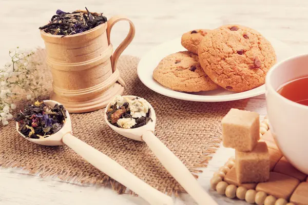 Травяной чай и печенье — стоковое фото