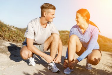 Koşucular birkaç ayakkabı Dantel ve koşu için hazırlamak