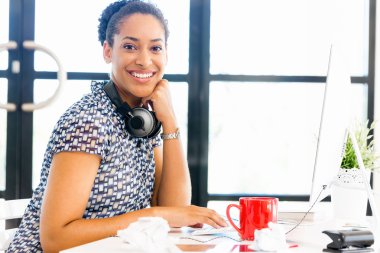 Afro-Amerikan ofis çalışanı iş içinde gülümseyen portresi