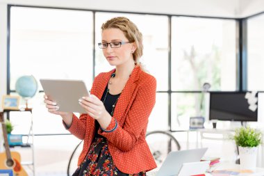 Görevdeki genç bayan.