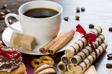 Bisküvi ve kahve masada