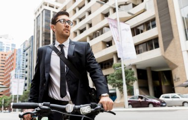 Bisikletli genç işadamları